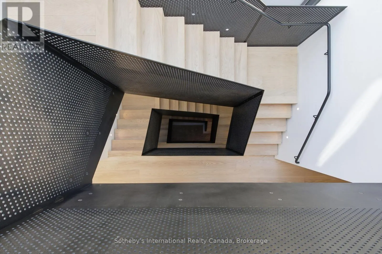 32 AHRENS STREET W
