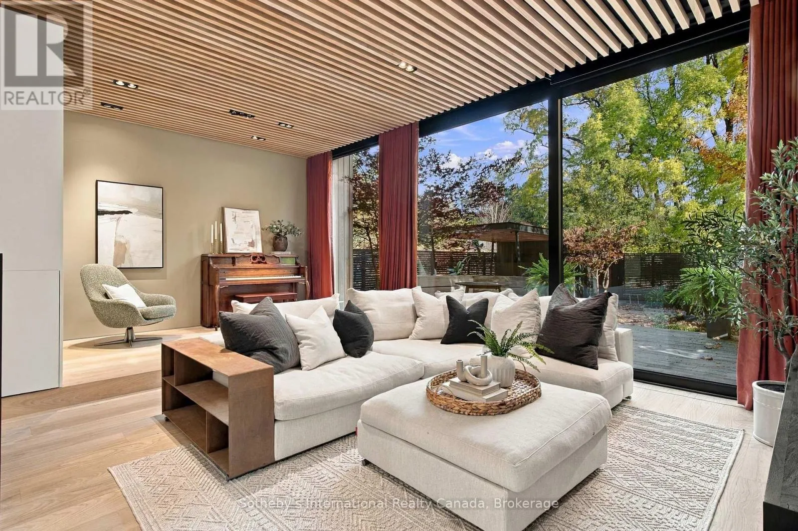 32 AHRENS STREET W