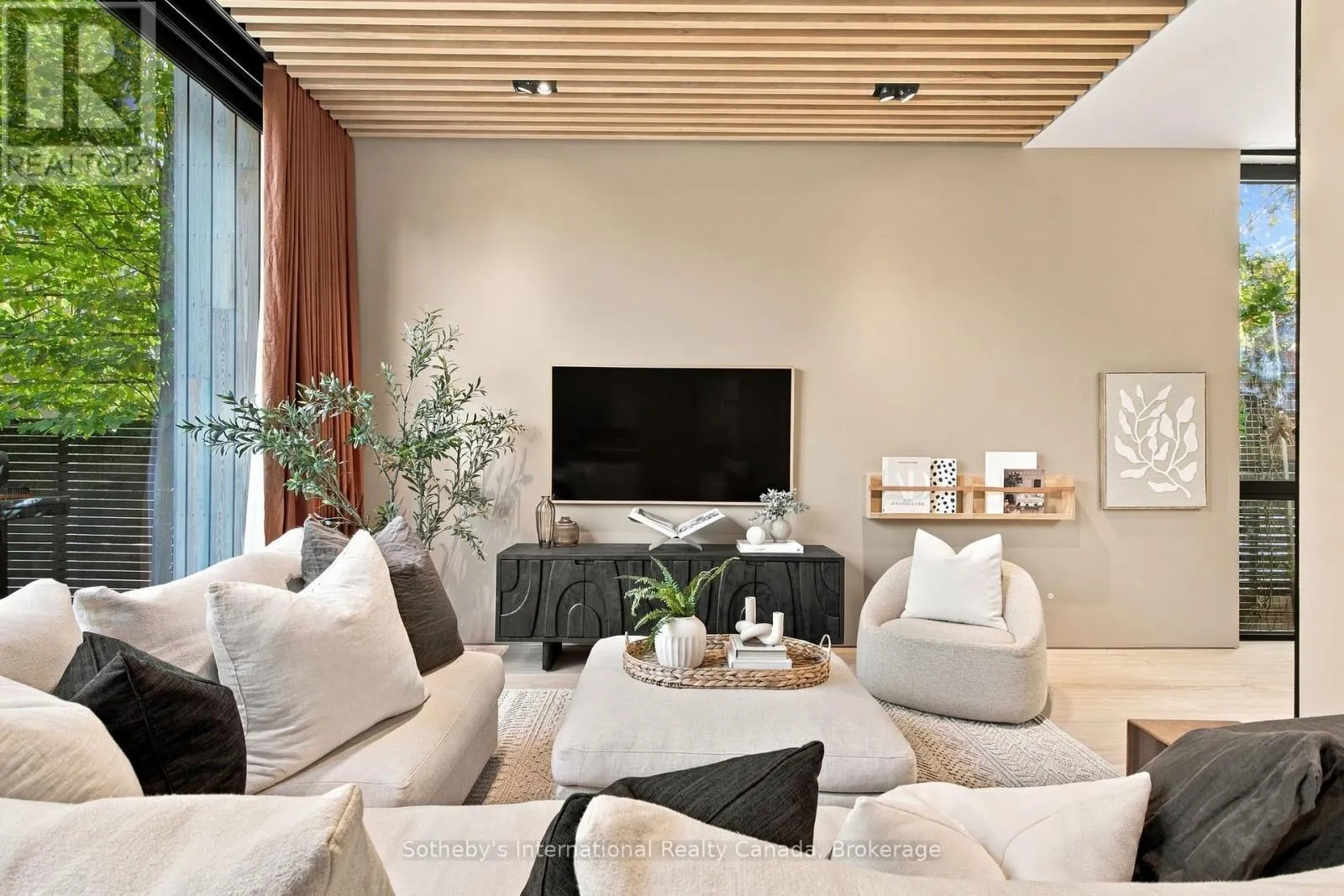 32 AHRENS STREET W