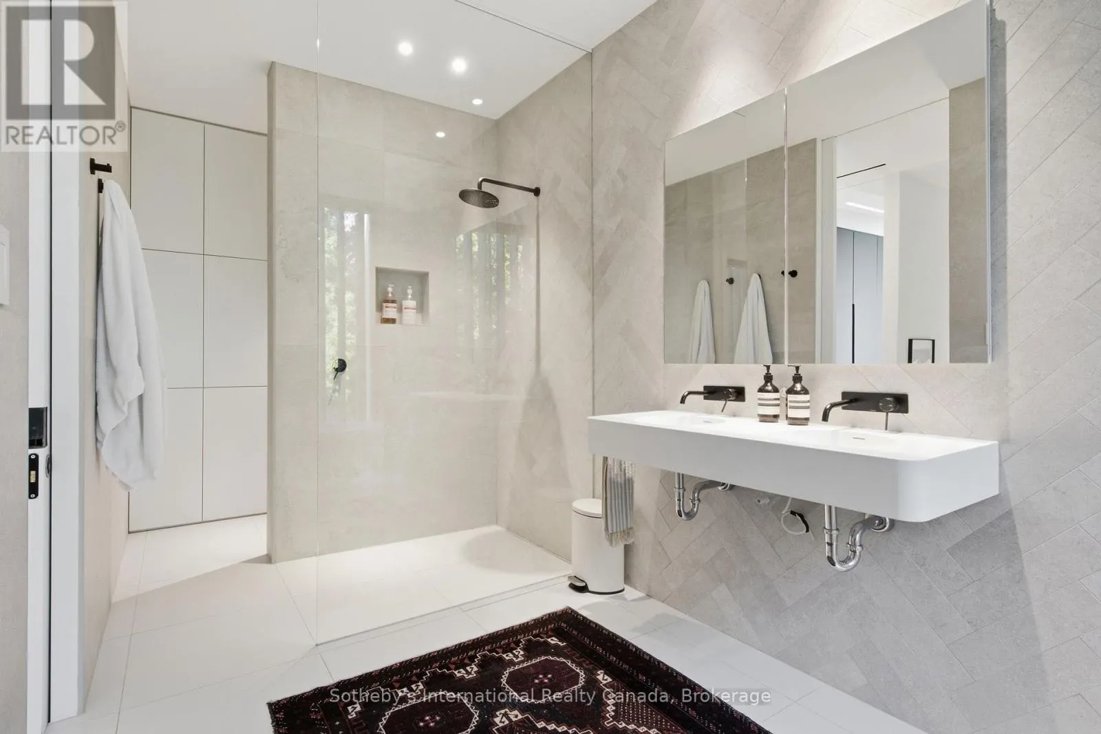 32 AHRENS STREET W