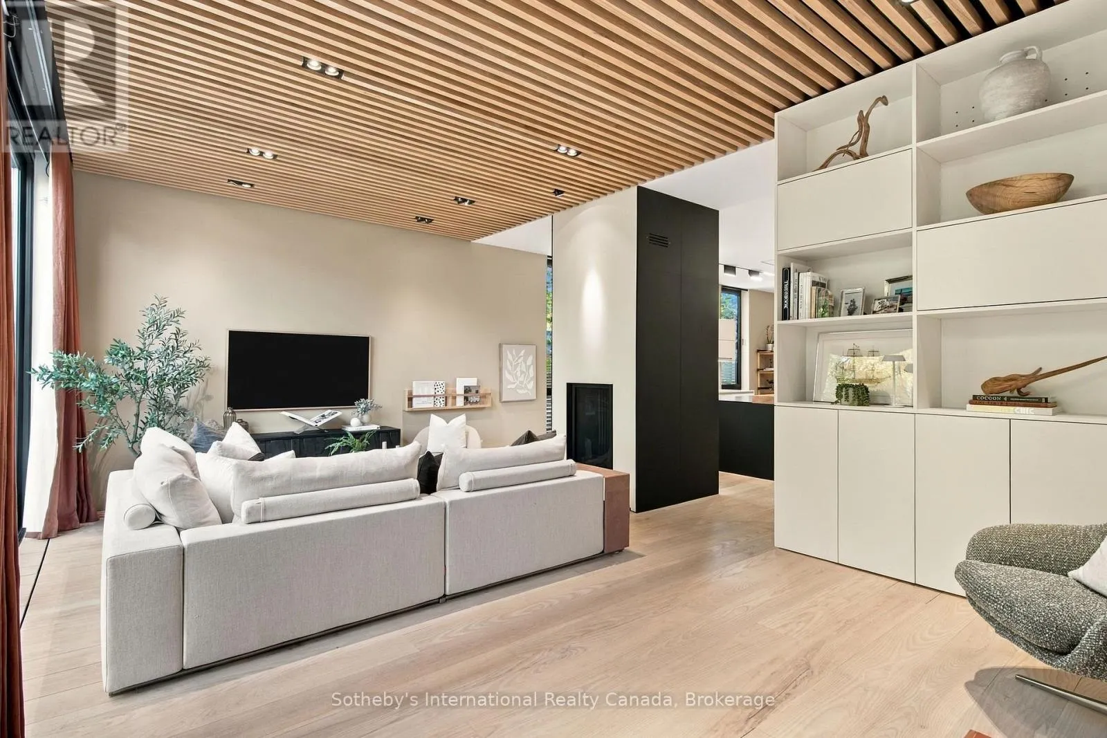 32 AHRENS STREET W