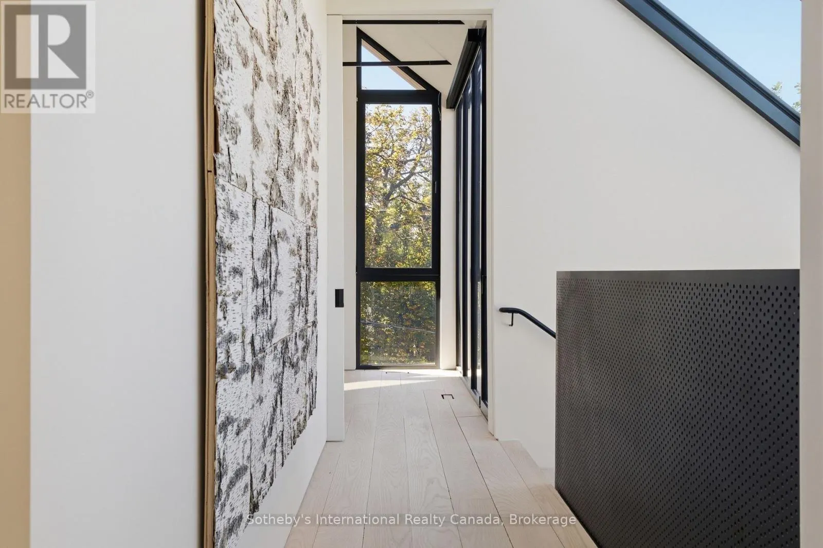 32 AHRENS STREET W