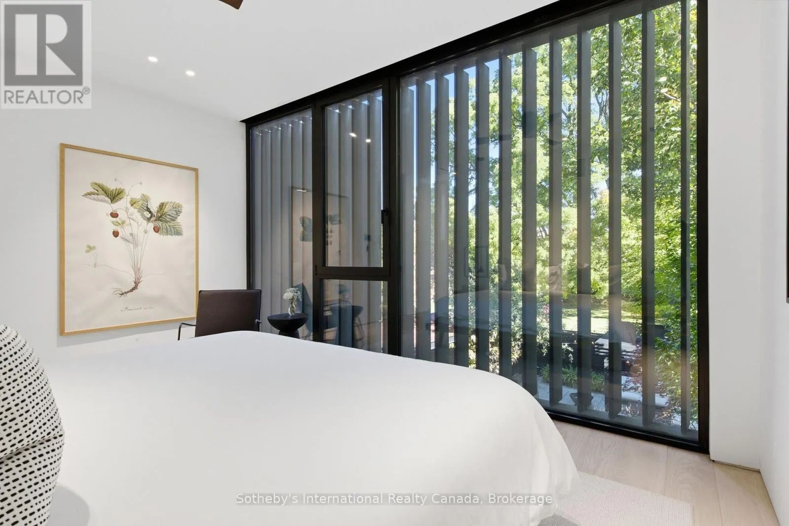 32 AHRENS STREET W