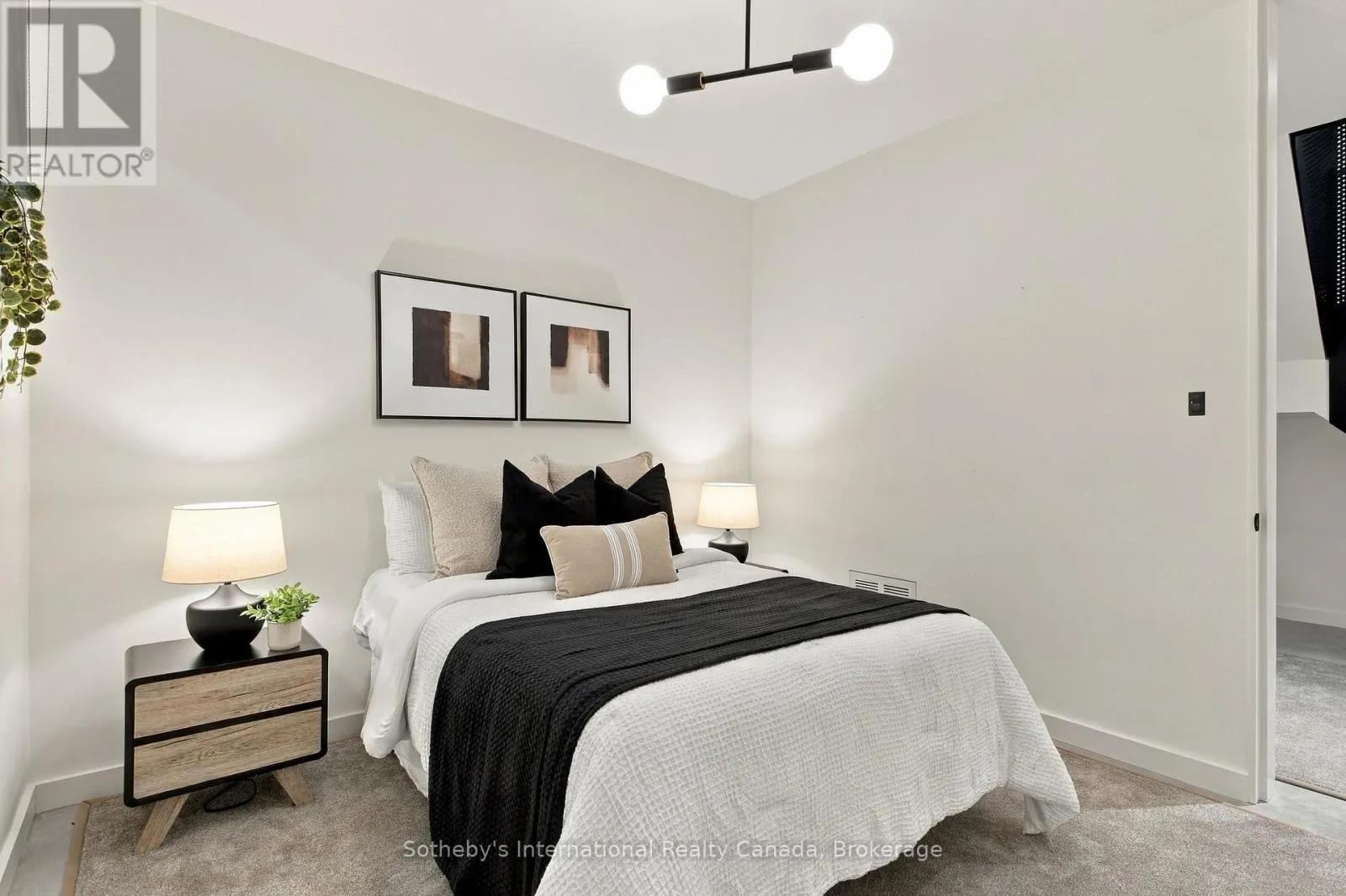 32 AHRENS STREET W