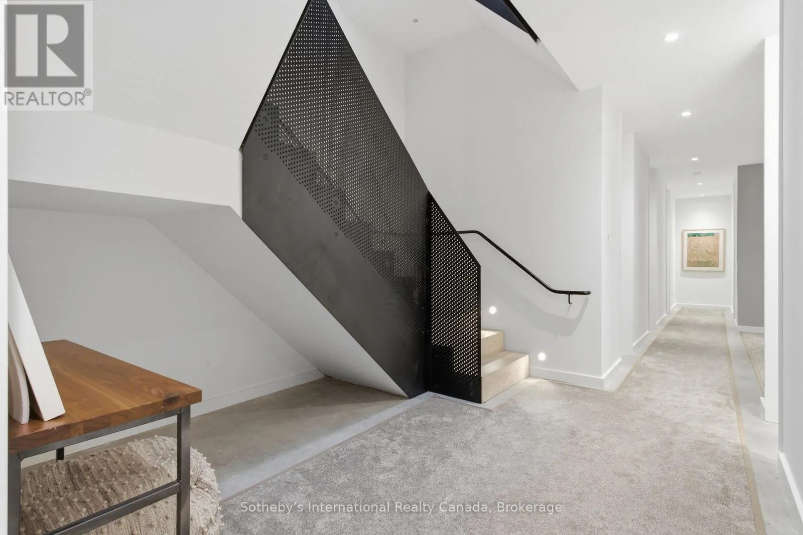 32 AHRENS STREET W