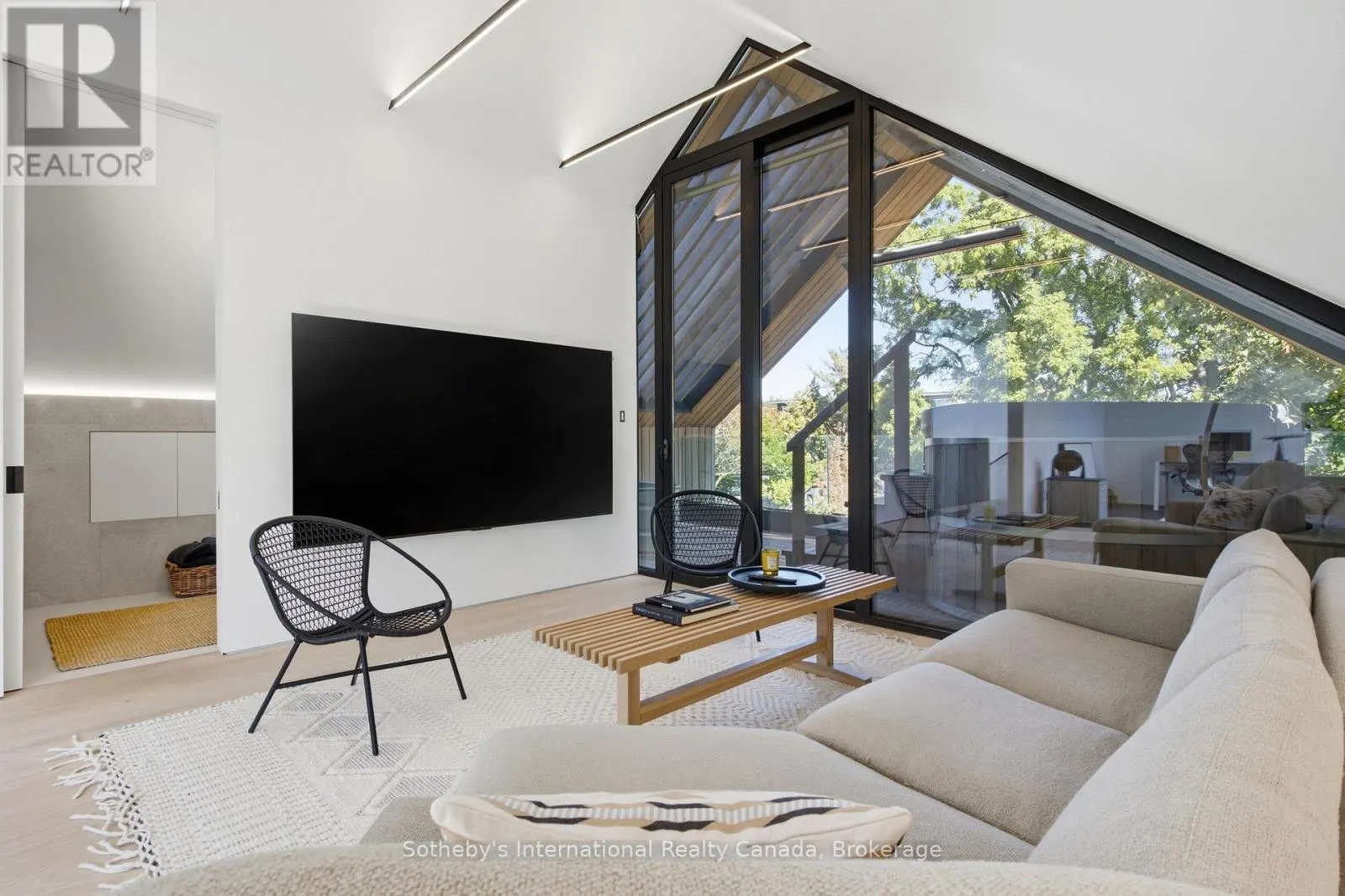 32 AHRENS STREET W