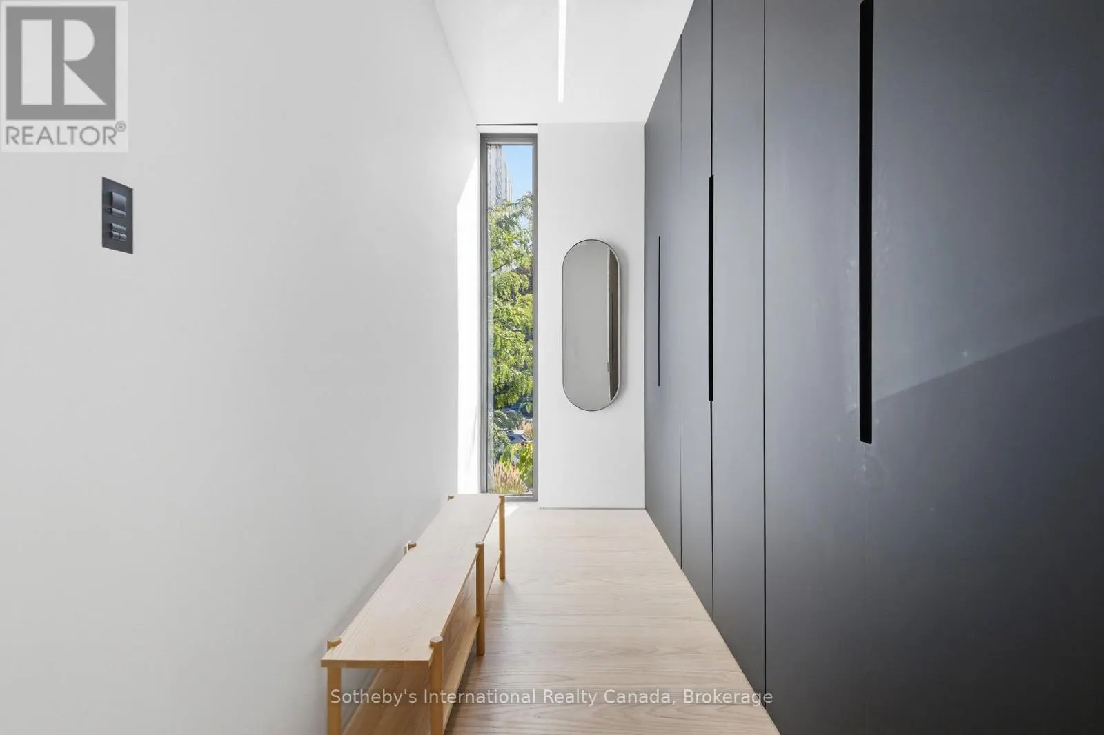32 AHRENS STREET W
