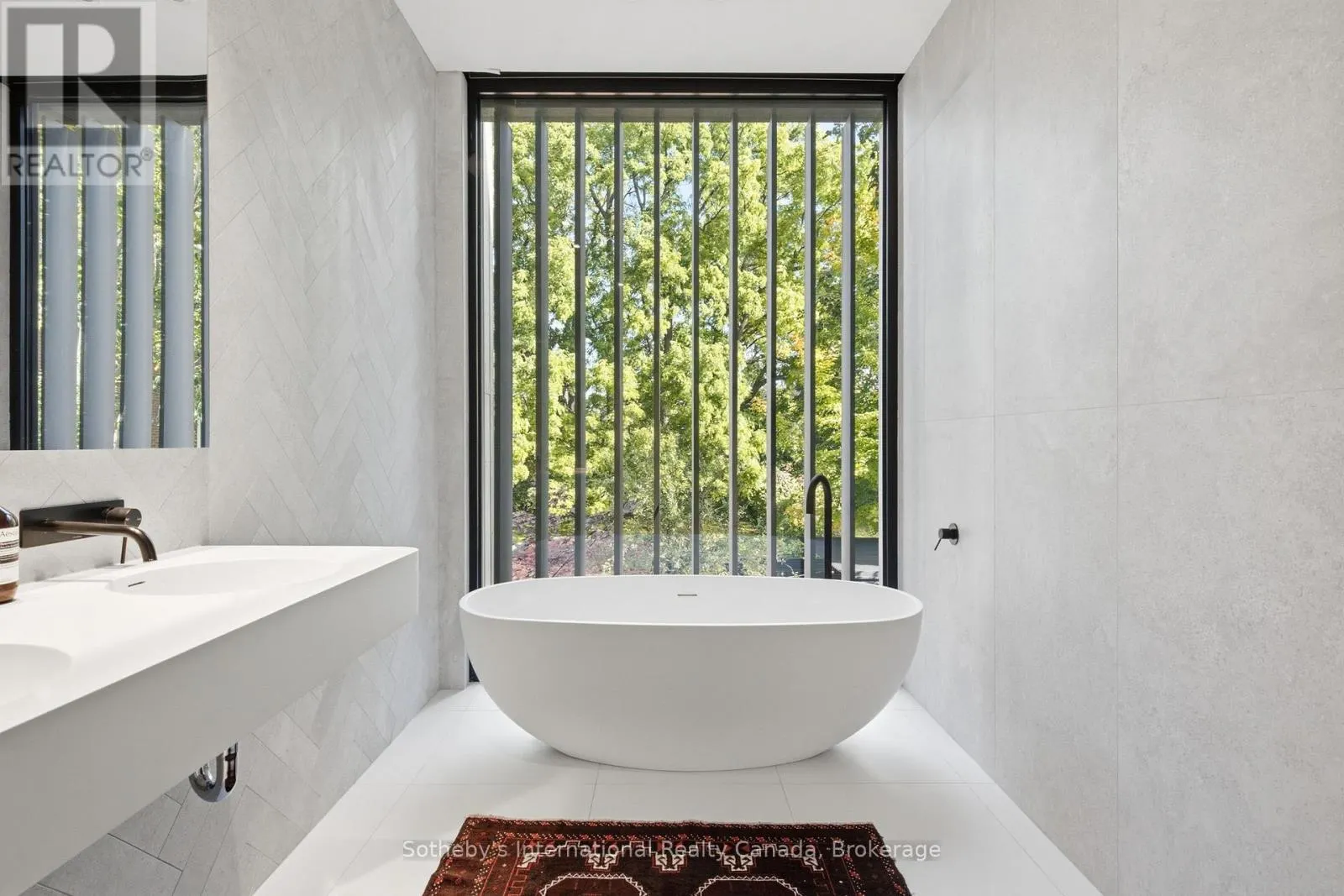 32 AHRENS STREET W