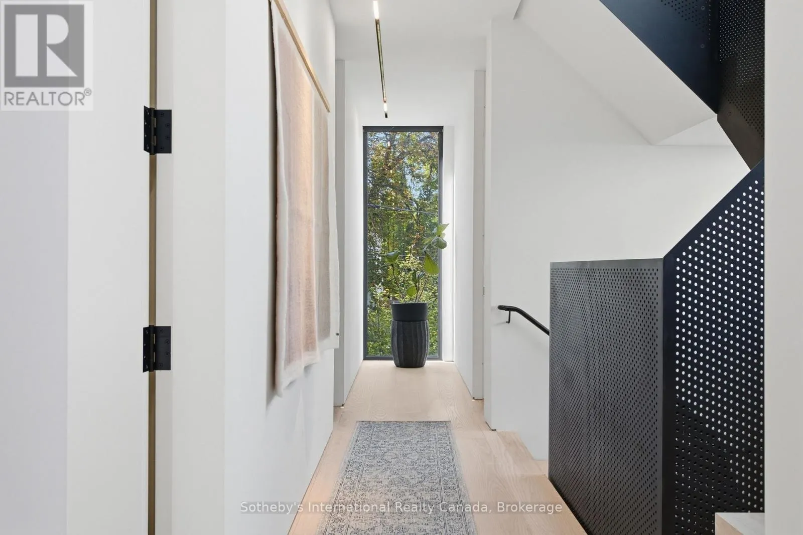 32 AHRENS STREET W