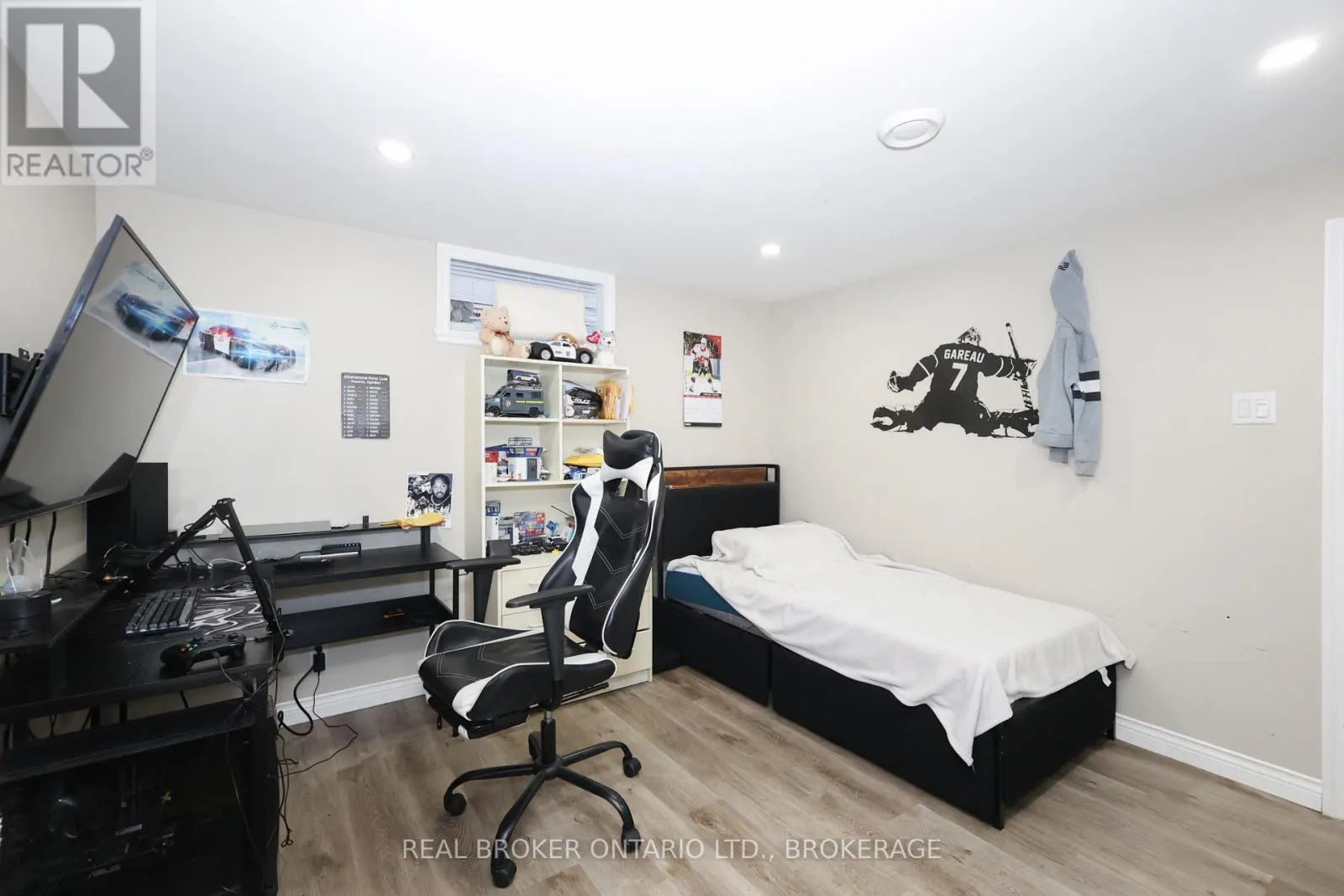 406 DOMINION STREET S