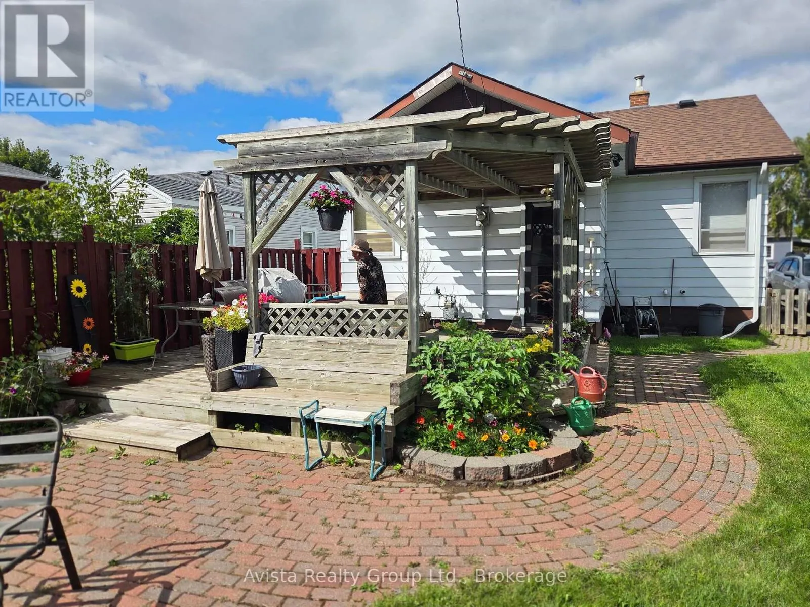 426 CHRISTINA STREET E