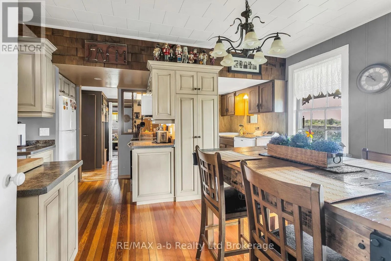 1813 NORFOLK COUNTY 19 ROAD W