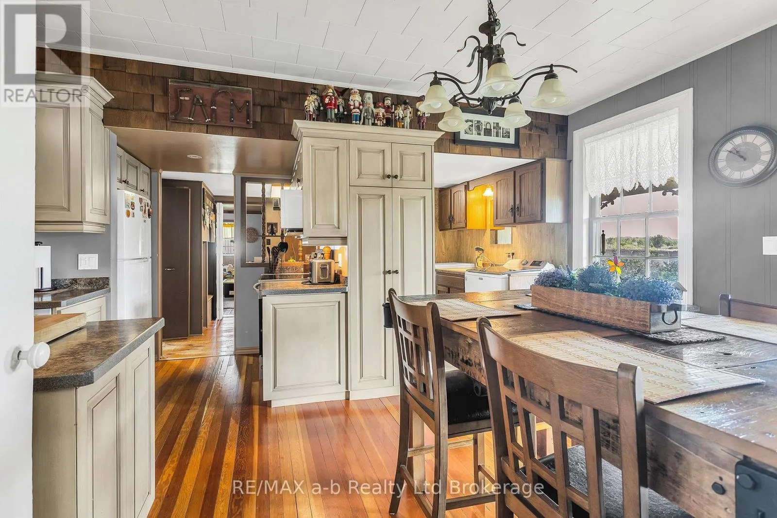 1813 NORFOLK COUNTY 19 ROAD W