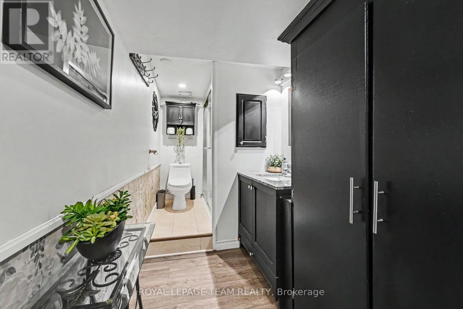 565 DUFFERIN STREET W