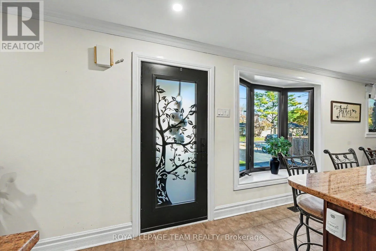 565 DUFFERIN STREET W