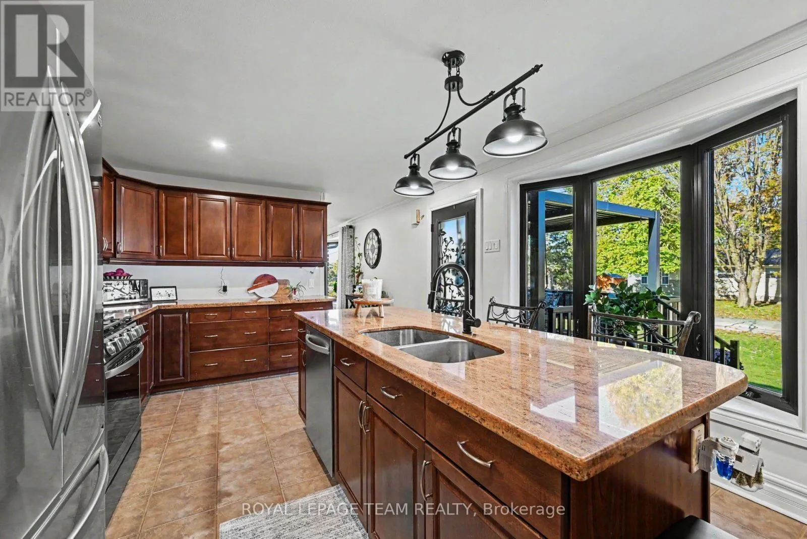 565 DUFFERIN STREET W