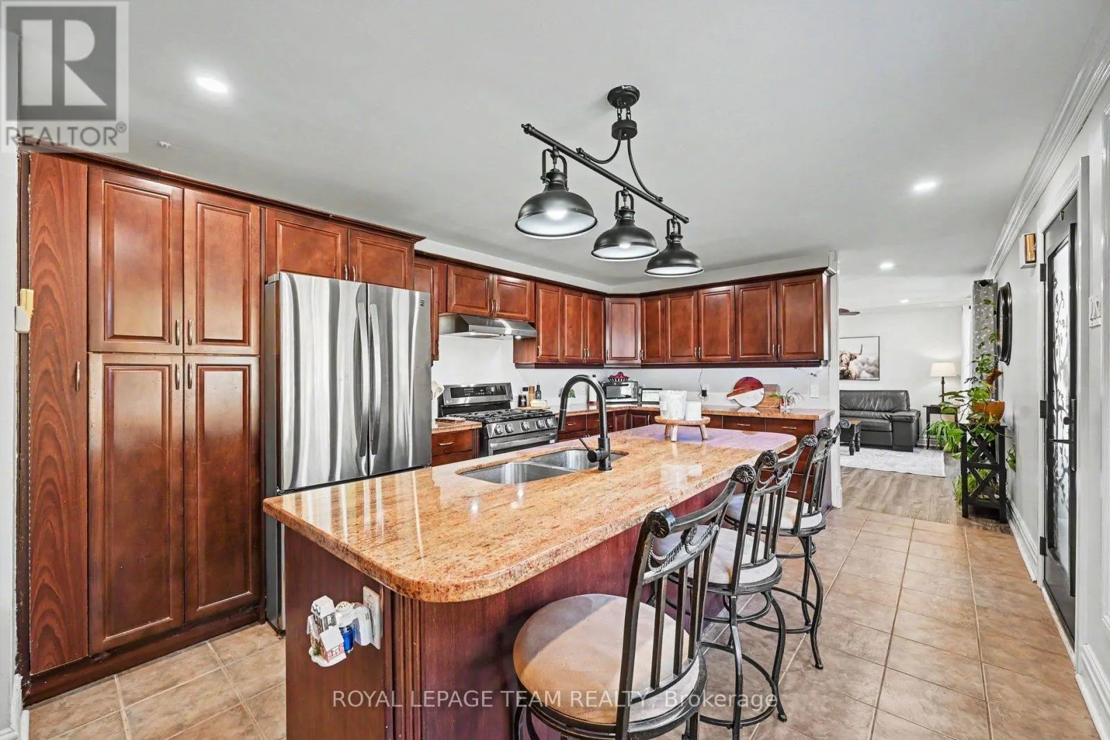 565 DUFFERIN STREET W