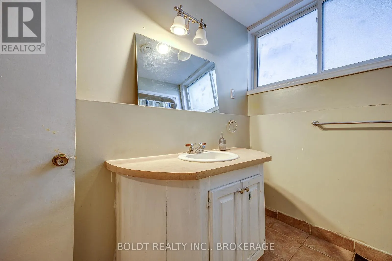 26 LEASIDE DRIVE