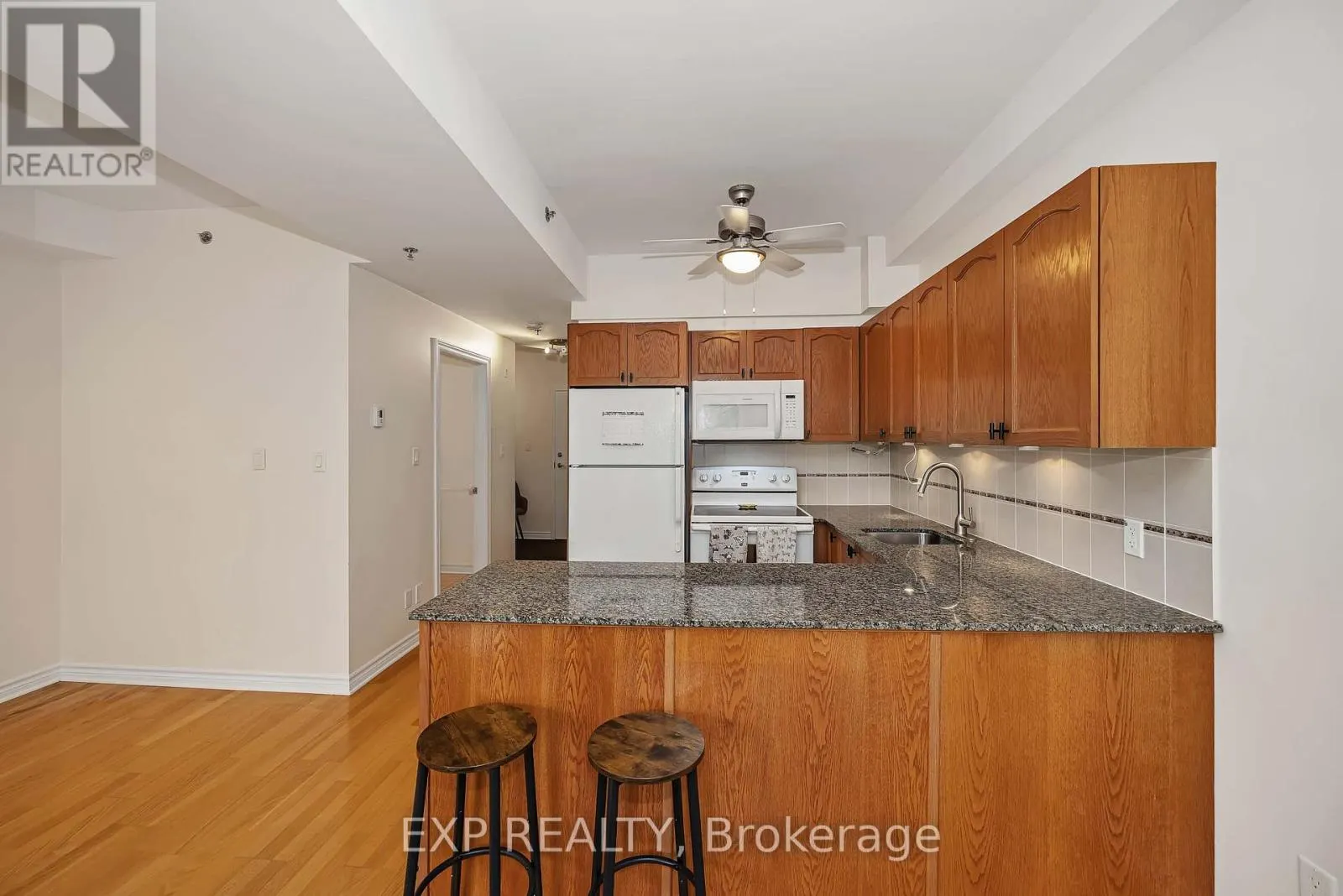 305 - 6 GROVE AVENUE