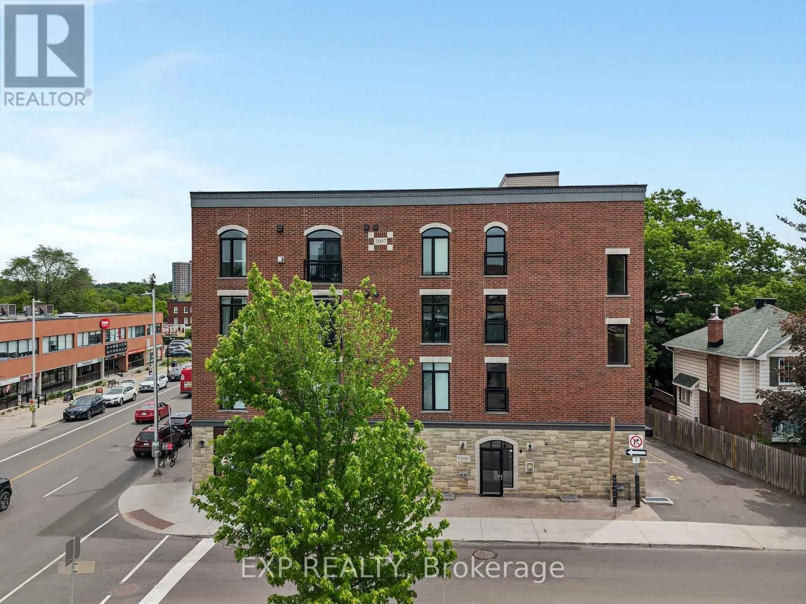 305 - 6 GROVE AVENUE