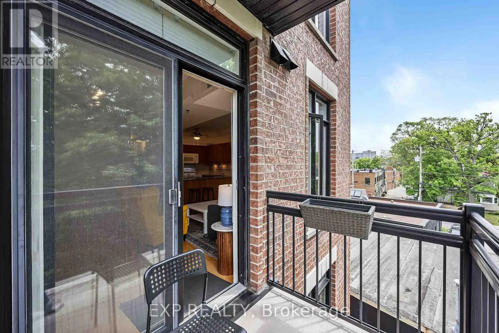 305 - 6 GROVE AVENUE