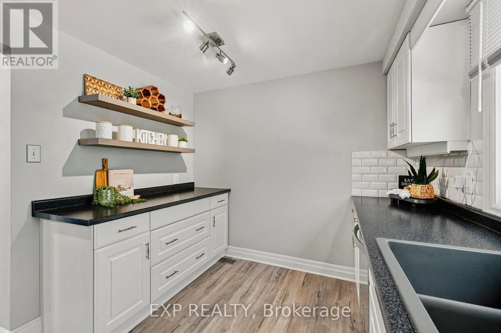 13 - 220 SALISBURY AVENUE