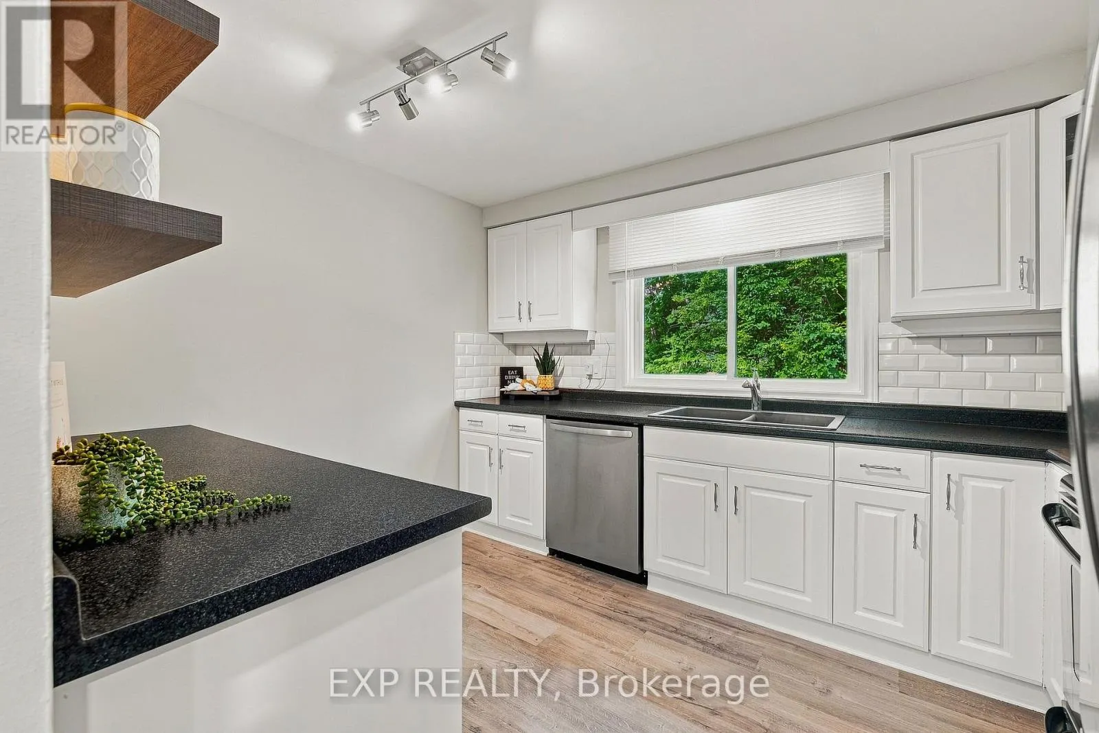 13 - 220 SALISBURY AVENUE