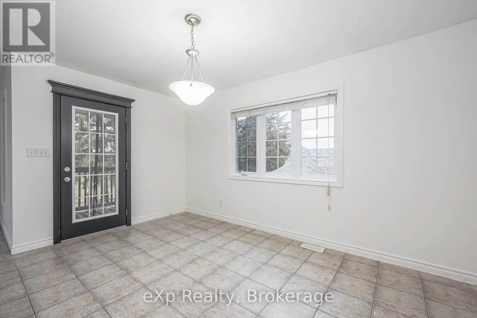 UPPER - 62 VICTORIA ROAD N #UPPER