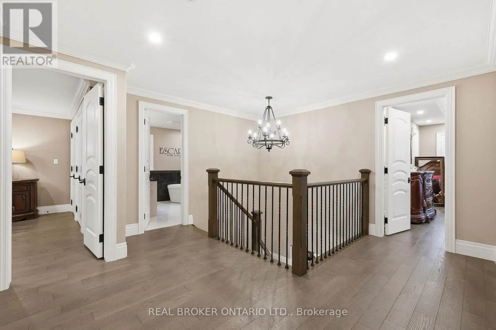 916 FOXBROOK COURT