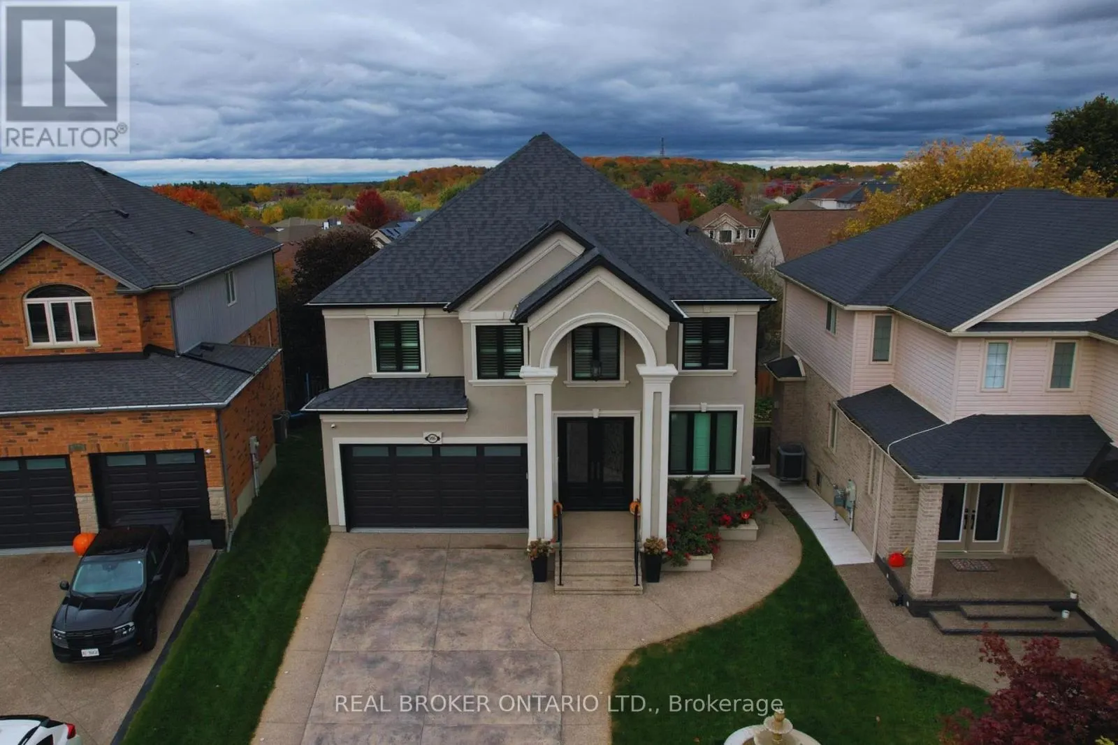 916 FOXBROOK COURT