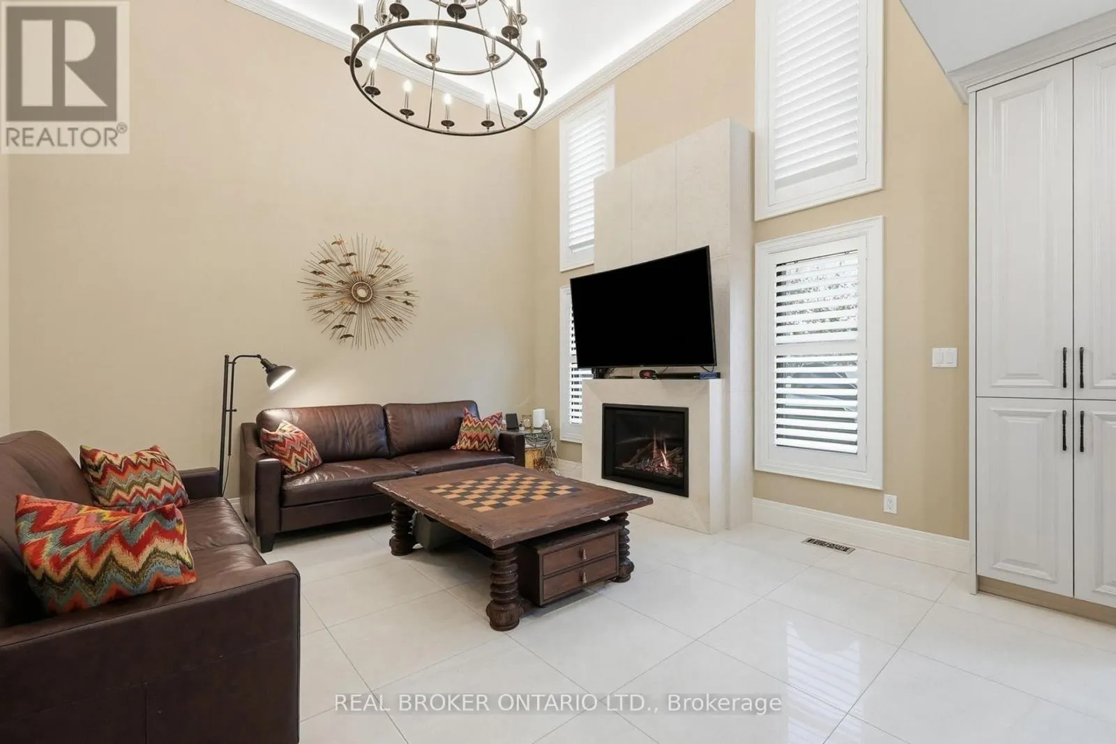 916 FOXBROOK COURT
