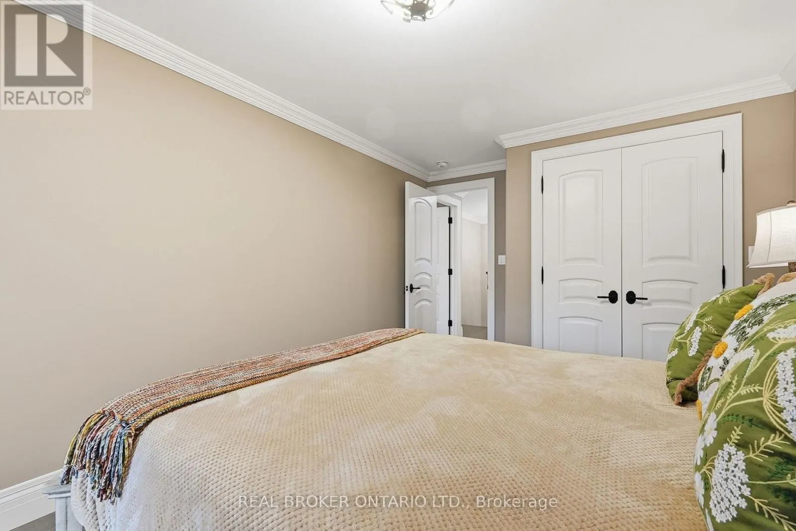 916 FOXBROOK COURT