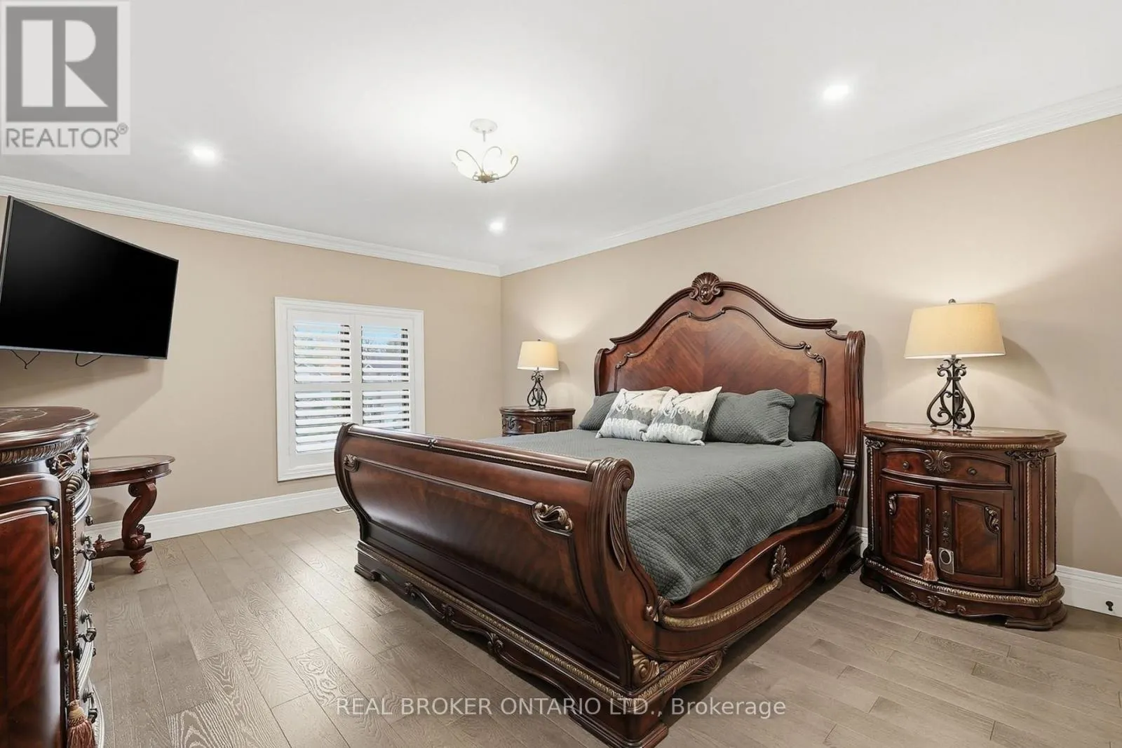 916 FOXBROOK COURT
