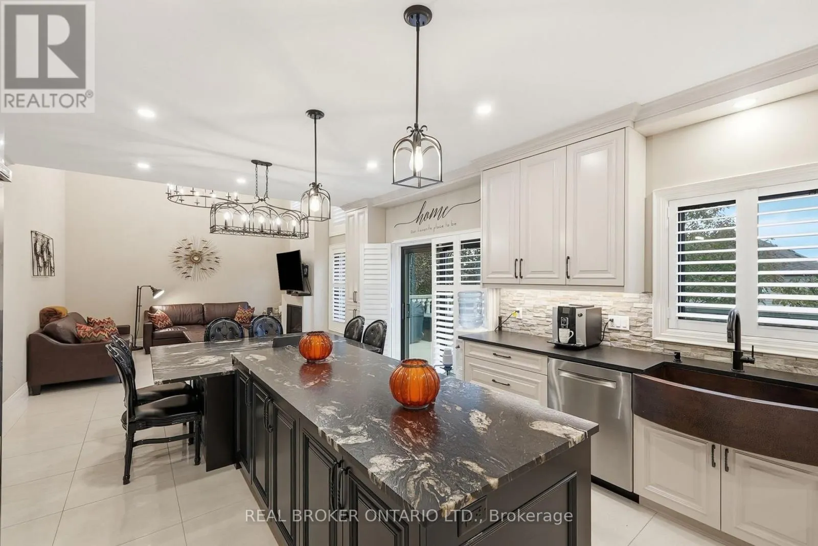 916 FOXBROOK COURT