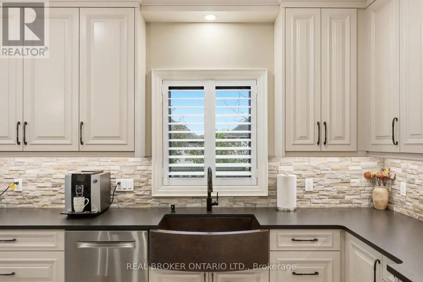 916 FOXBROOK COURT