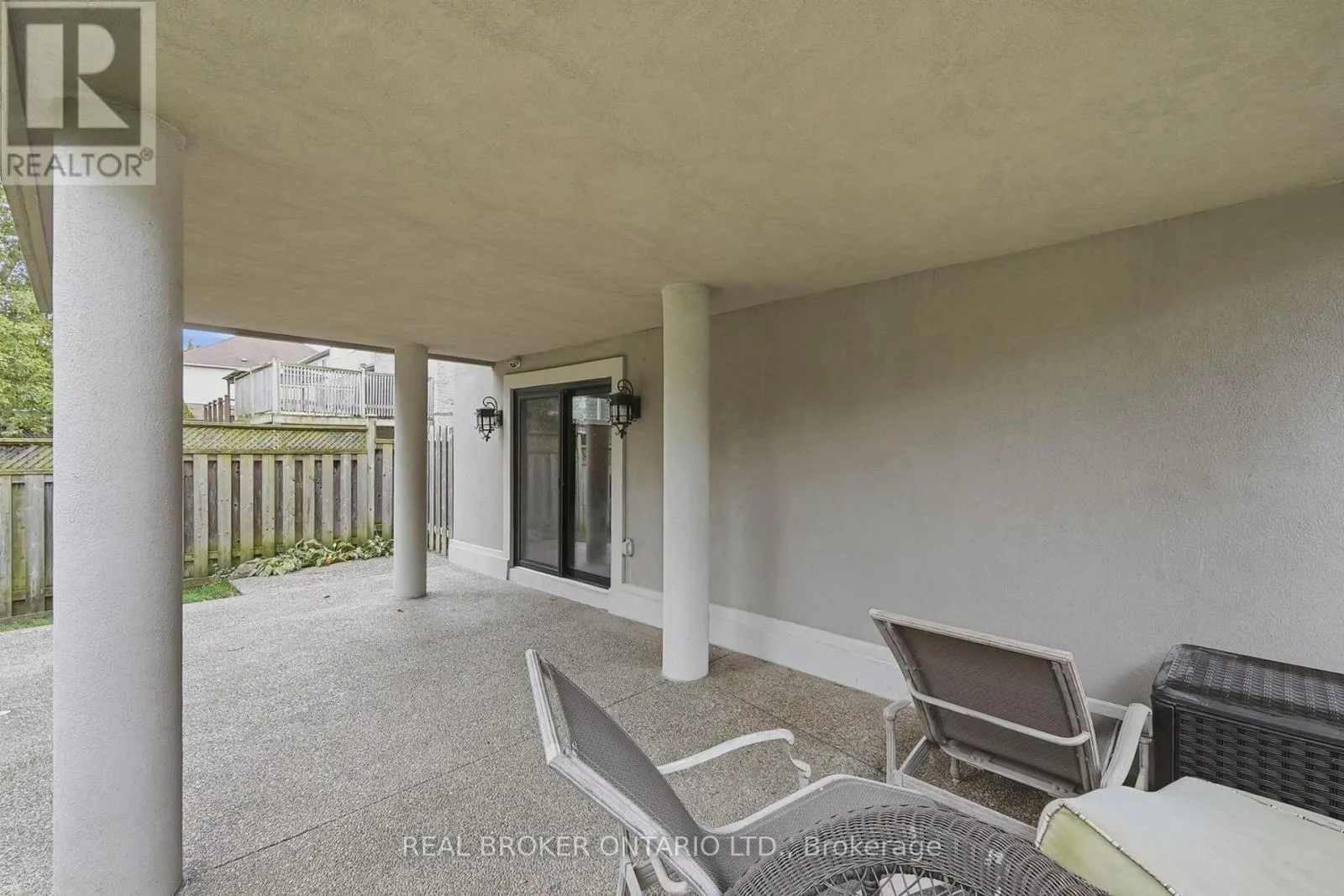 916 FOXBROOK COURT