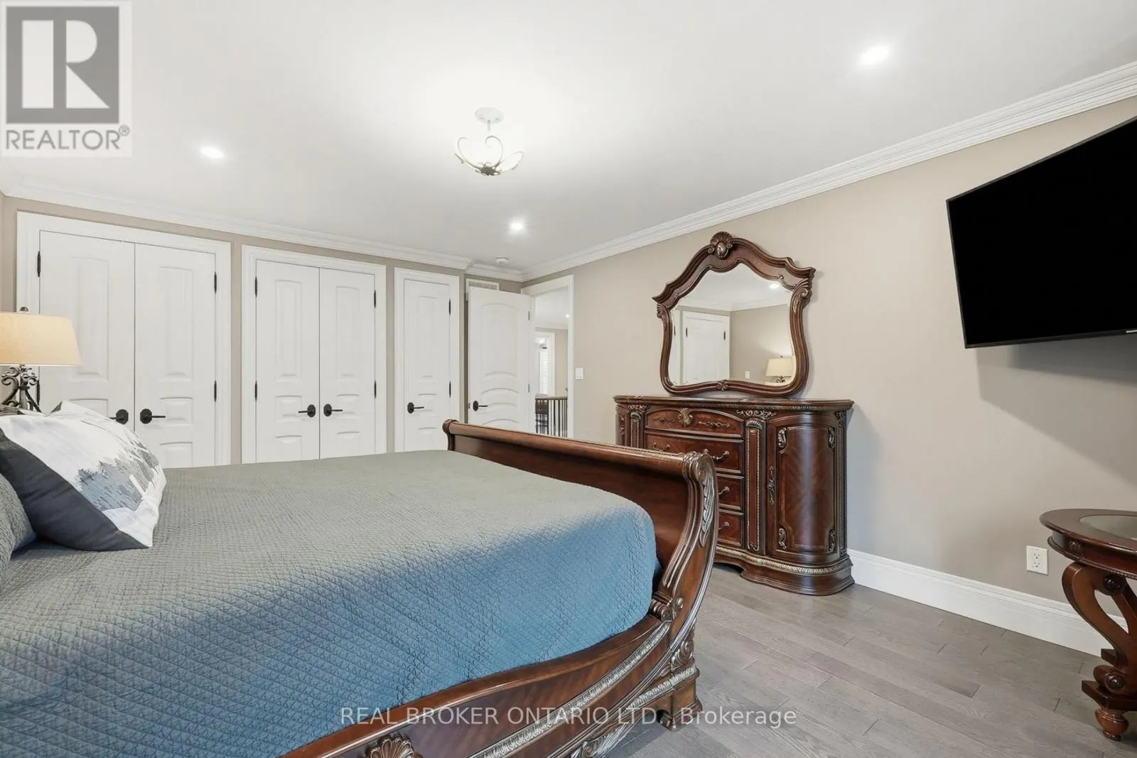 916 FOXBROOK COURT
