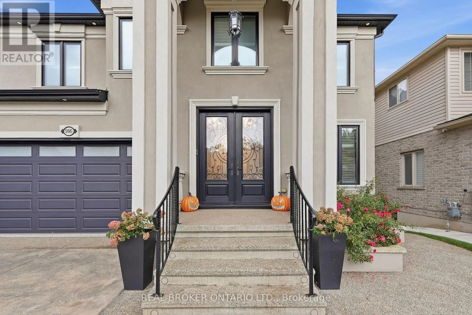 916 FOXBROOK COURT