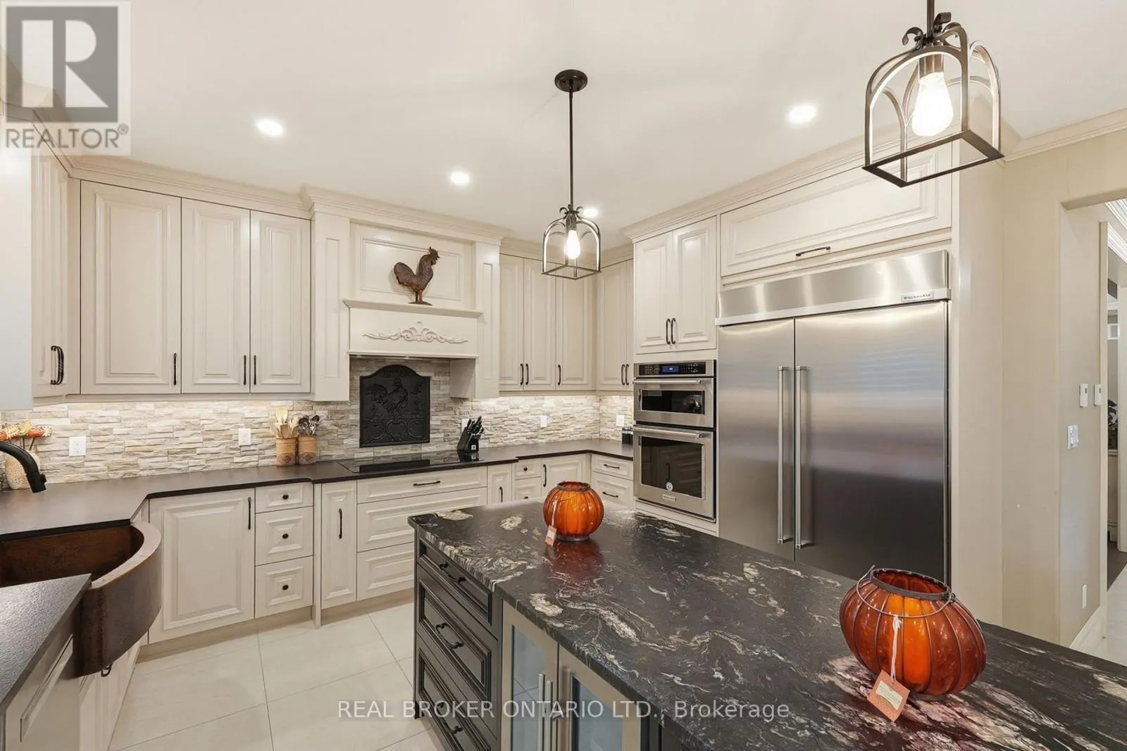 916 FOXBROOK COURT