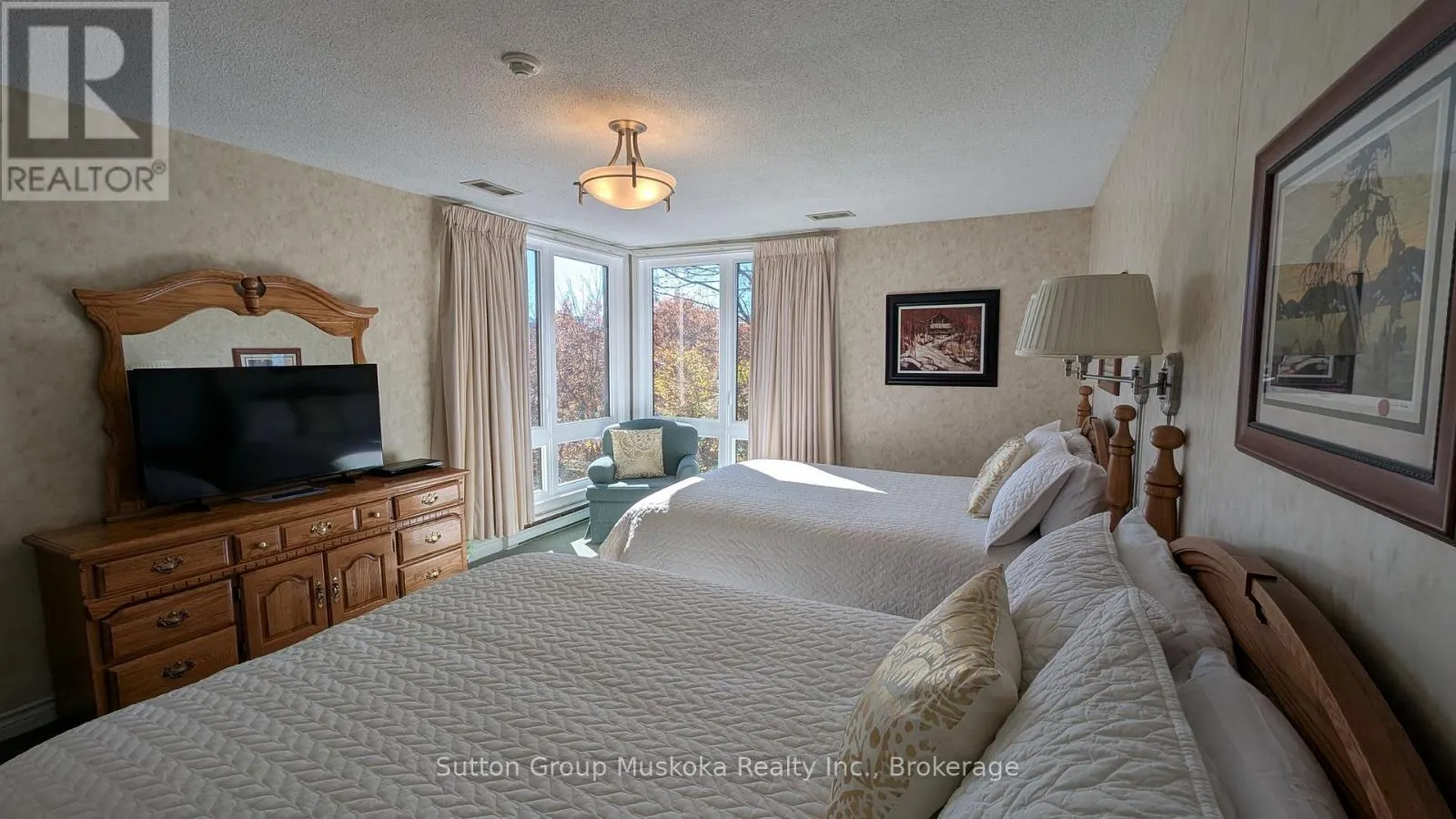 302 - 19 OAKRIDGE - DEERHURST DRIVE #302