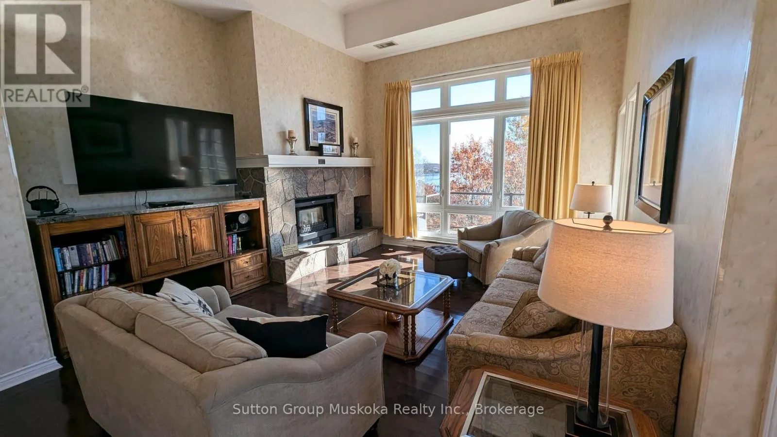 302 - 19 OAKRIDGE - DEERHURST DRIVE #302