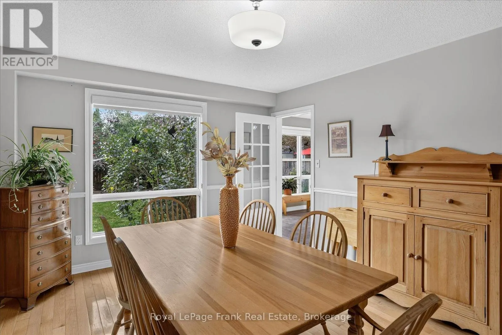 1544 GLENFOREST CRESCENT