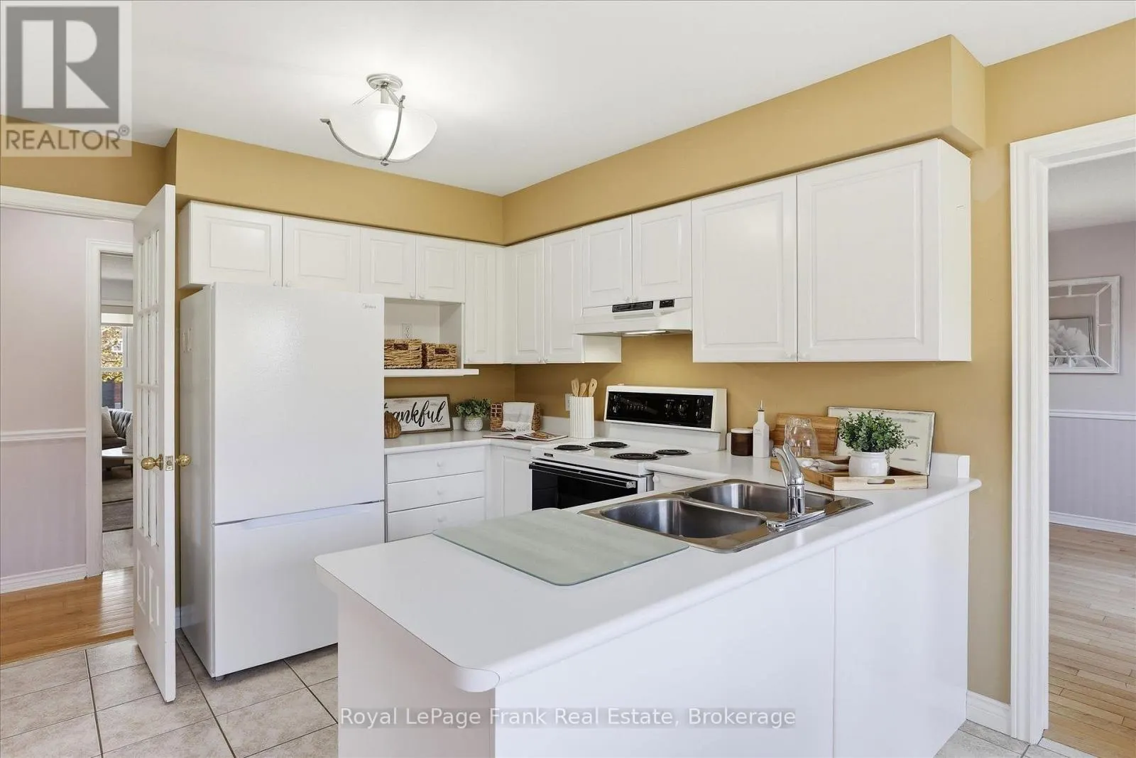 1544 GLENFOREST CRESCENT