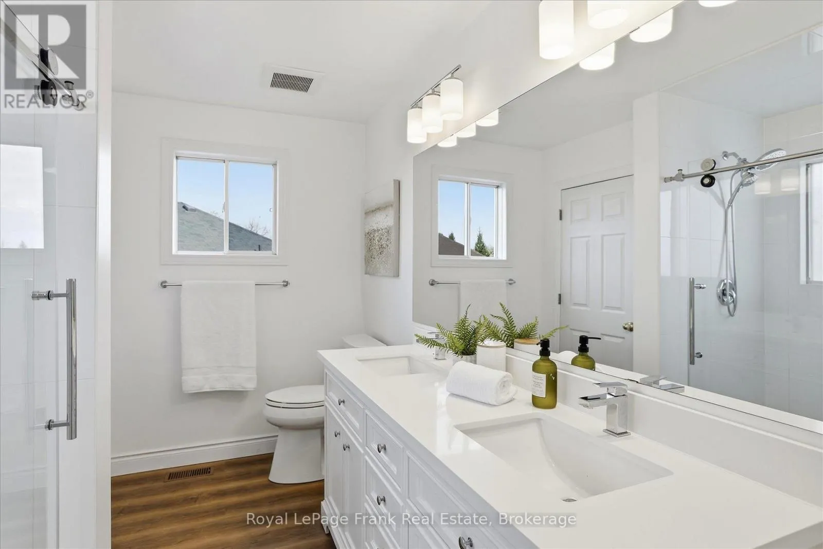 1544 GLENFOREST CRESCENT