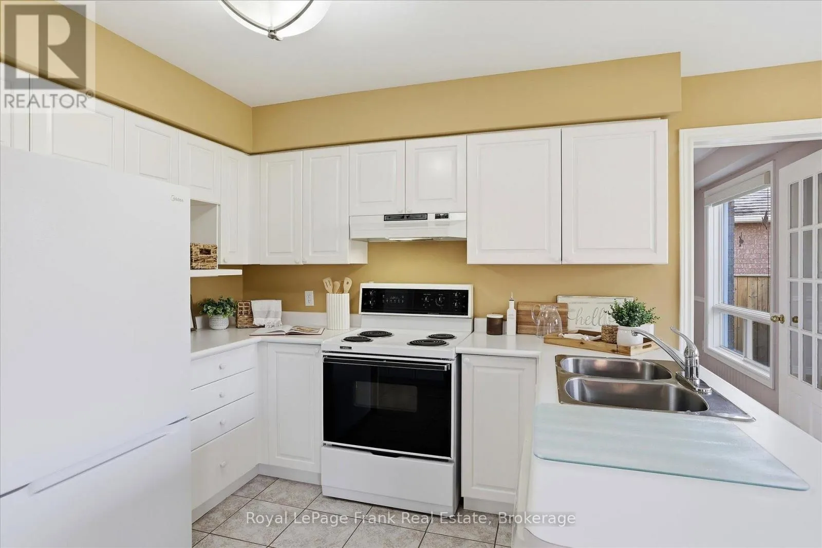 1544 GLENFOREST CRESCENT