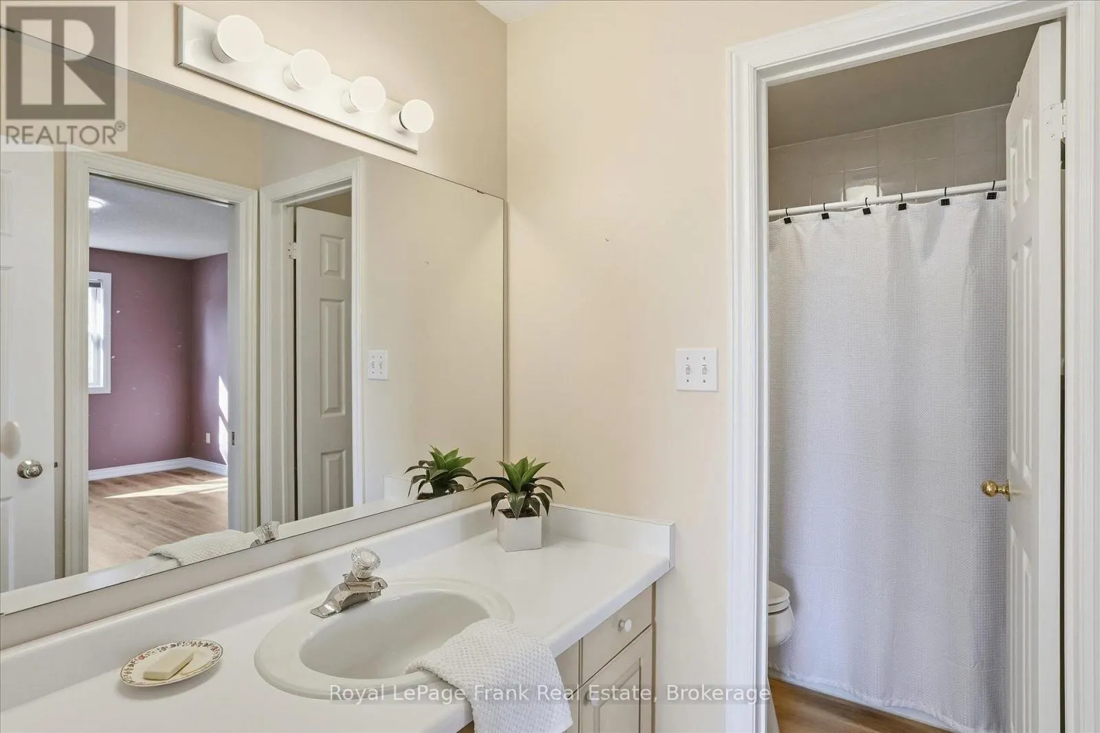 1544 GLENFOREST CRESCENT