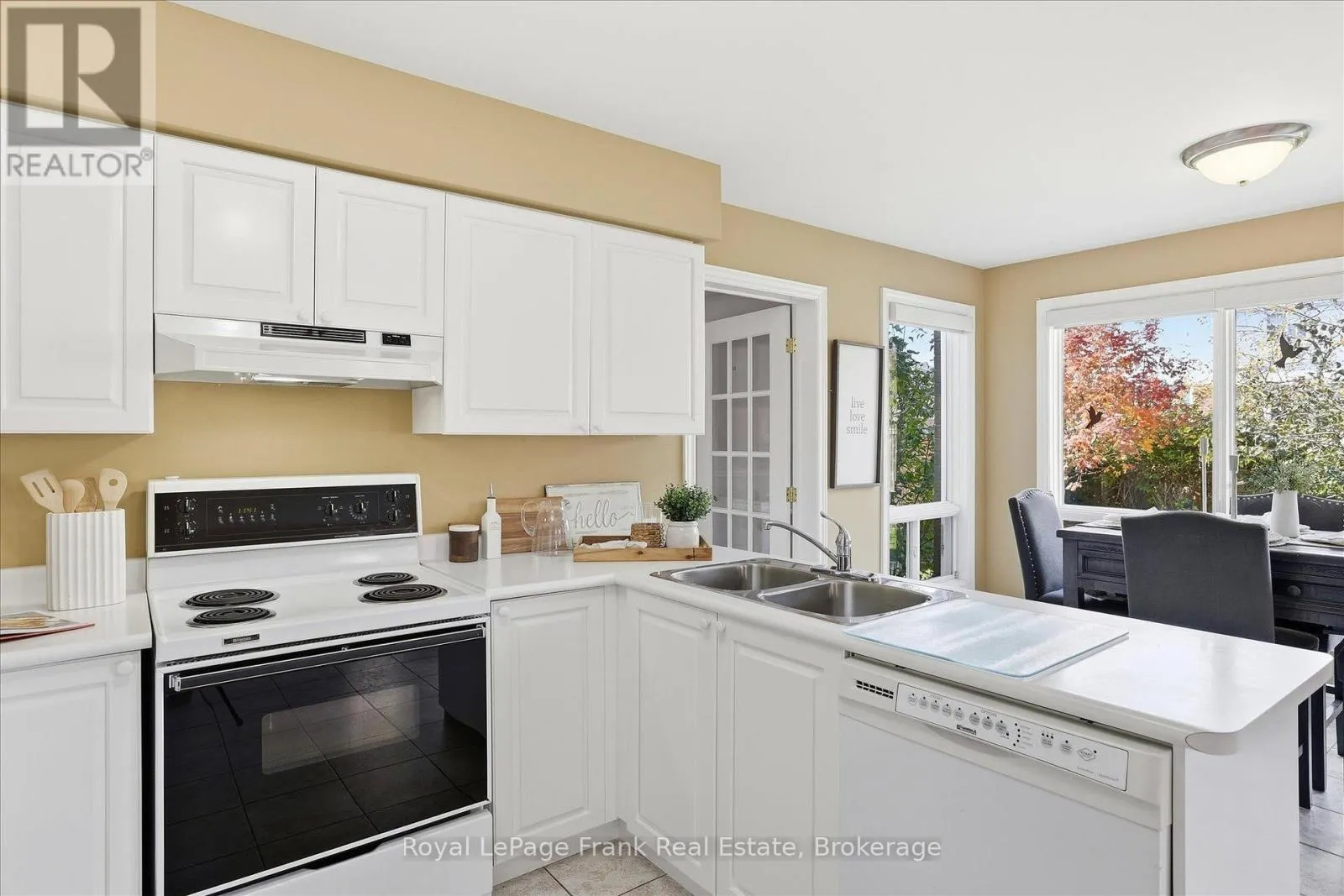 1544 GLENFOREST CRESCENT