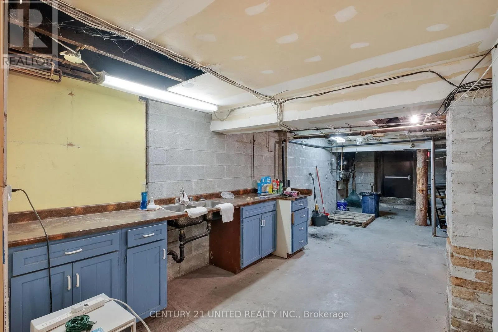 39 KING STREET W