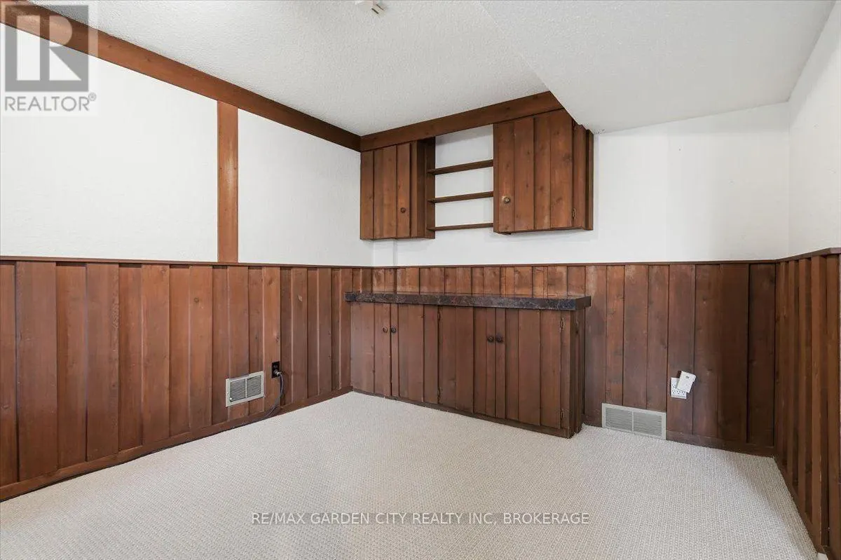 19 BERKHOUT TERRACE