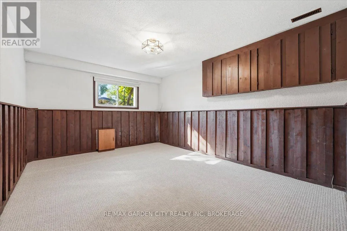 19 BERKHOUT TERRACE